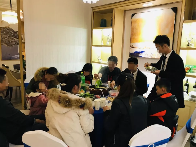 暖冬火鍋宴熱辣開(kāi)席，老友變新鄰，理想開(kāi)涮！